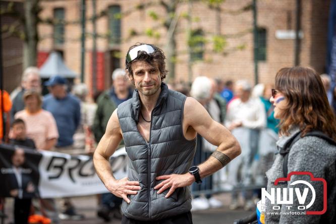 Volle terrassen, bruisende kleedjesmarkt en sportieve Wallenloop: Elburg leeft tijdens koningsdag! - &copy; NWVFoto.nl